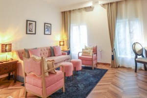An Executive Suite with a four-poster king bed and a separate lounge area.