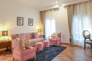 An Executive Suite with a four-poster king bed and a separate lounge area.