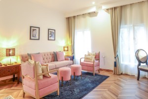 An Executive Suite with a four-poster king bed and a separate lounge area.