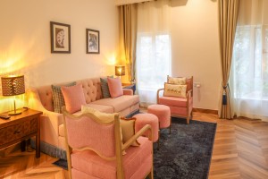 An Executive Suite with a four-poster king bed and a separate lounge area.