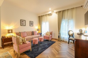 An Executive Suite with a four-poster king bed and a separate lounge area.